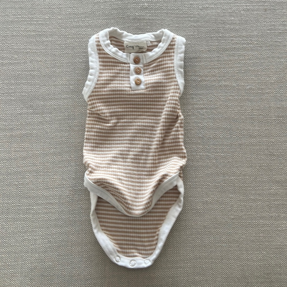 City Mouse onesie with wooden buttons. Size 3-6 months.